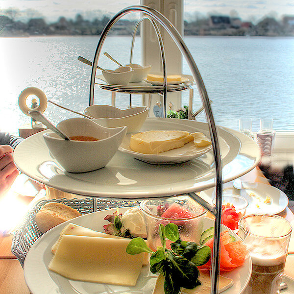 Etagére mit unserem Frühstück im Café von Herzen