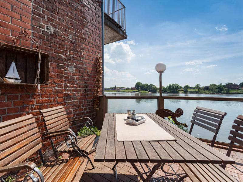 Terrasse des Café von Herzen