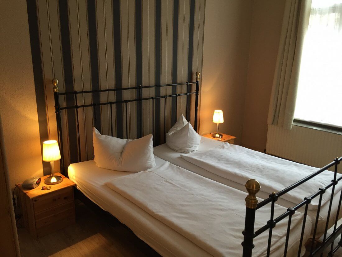 Hotelzimmer Altes Schifferhaus Hotelbett im Hotel Zum Alten Schifferhaus