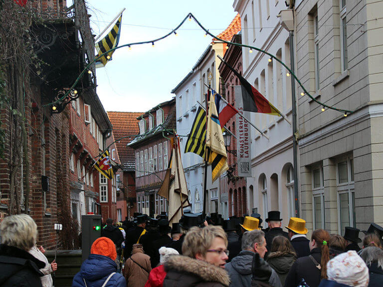 Umzug durch die Elbstraße bei der Schipperhöge in Lauenburg