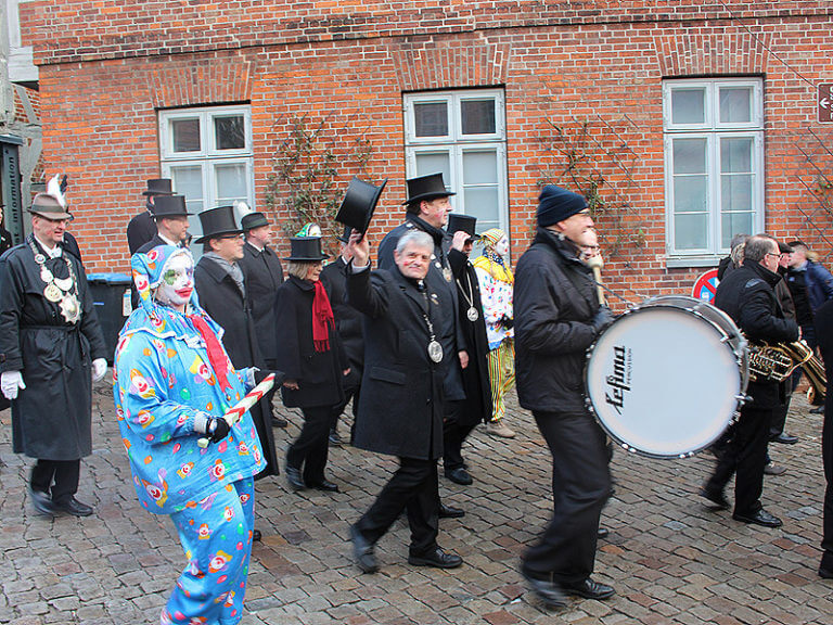 Clown und Ältermänner bei der Schipperhöge in Lauenburg