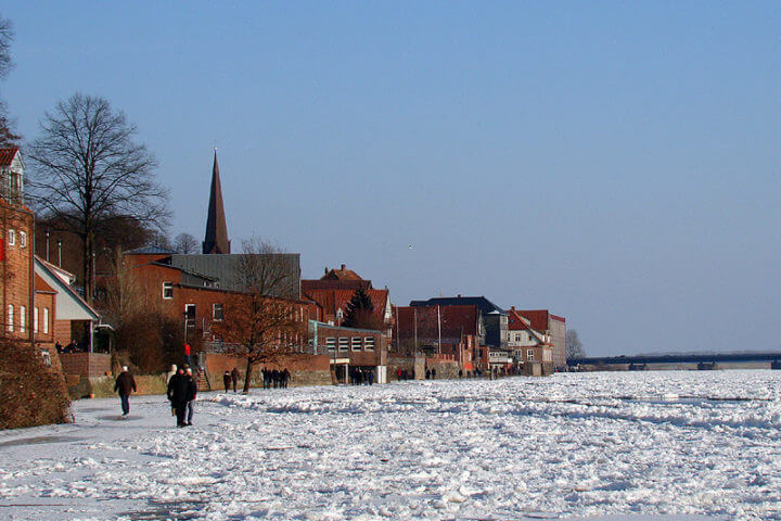 Zugefrorene Elbe bei Lauenburg