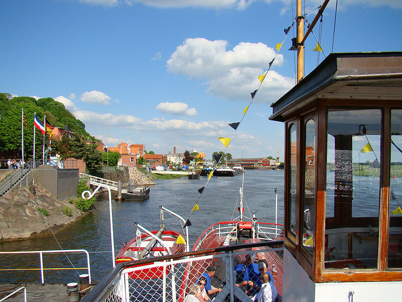 Blick vom Oberdeck des Raddampfers Kaiser-Wilhelm auf Lauenburg