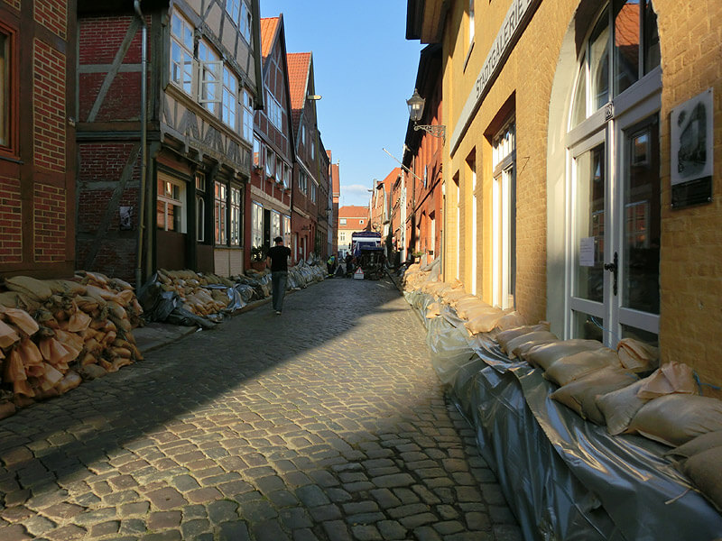Warten auf die Flut beim Hochwasser 2013 in Lauenburg