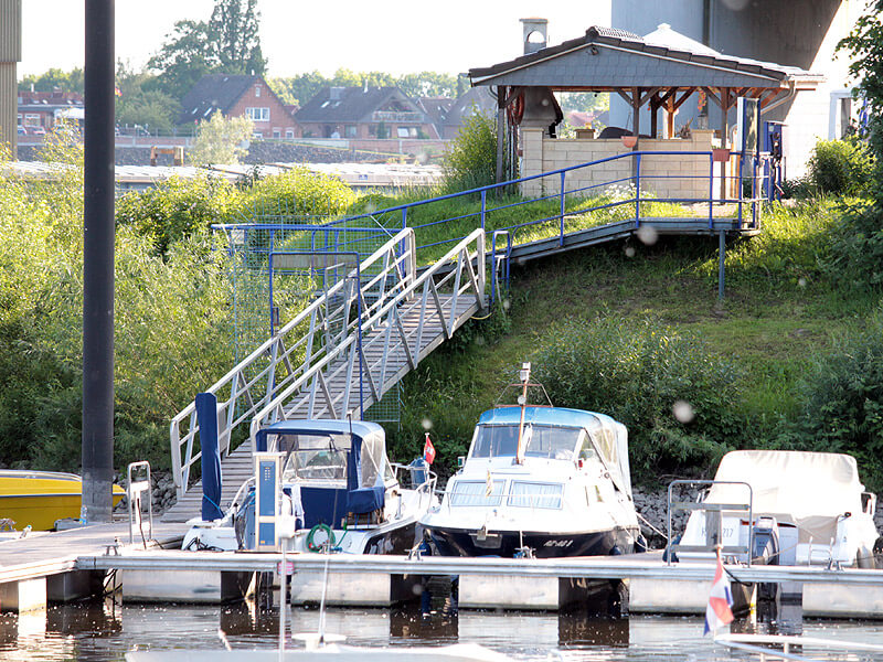 Aufgang zum Beachclub im Yachthafen der Marina Lauenburg