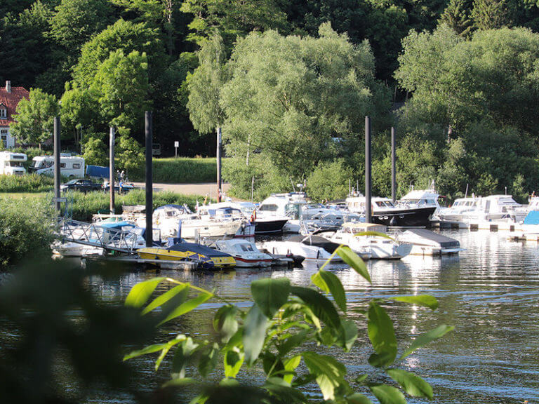 Boote im Yachthafen der Marina Lauenburg