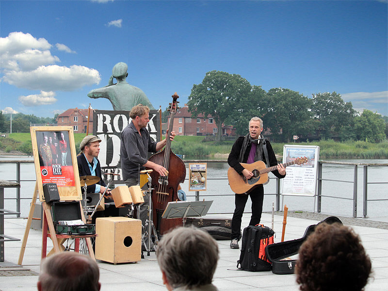 Band am Ruferplatz in der Lauenburger Altstadt