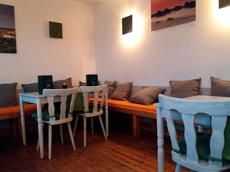 Einfache Einrichtung im Restaurant Le Rufer