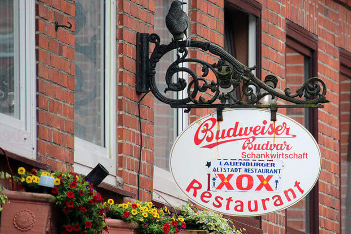Schild des Restaurant XOX in der Lauenburger Altstadt