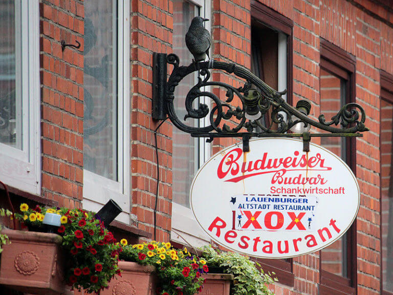 Schild des Restaurant XOX in der Lauenburger Altstadt