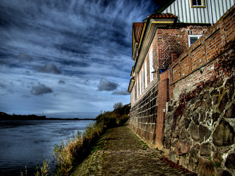 Die Elbuferpromenade am Zollhof