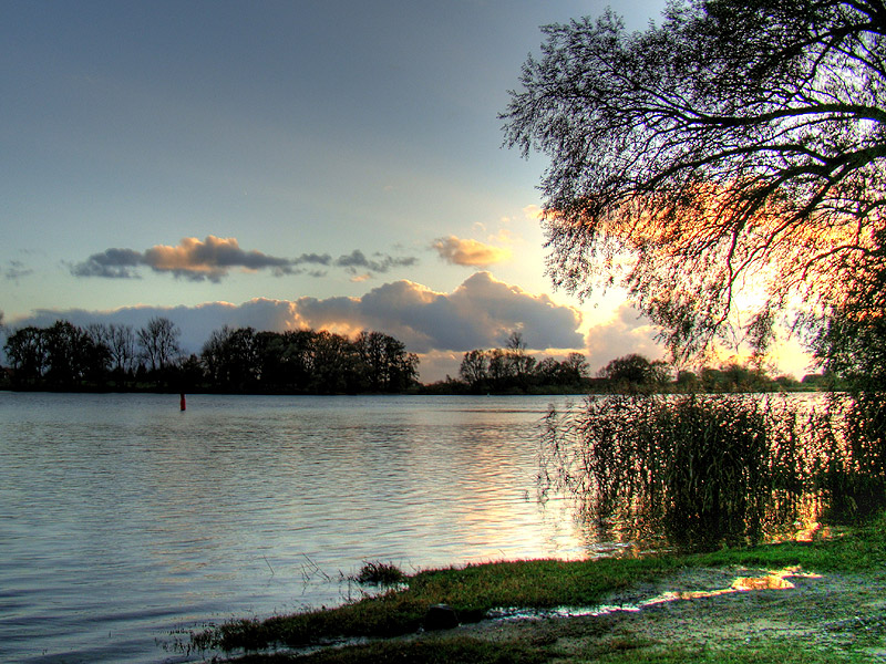 Blick auf den Sonnenuntergang der Elbe bei Lauenburg