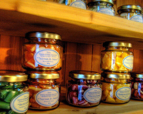 Bonbons im Glas in der Bonschemacherei in der Altstadt von Lauenburg