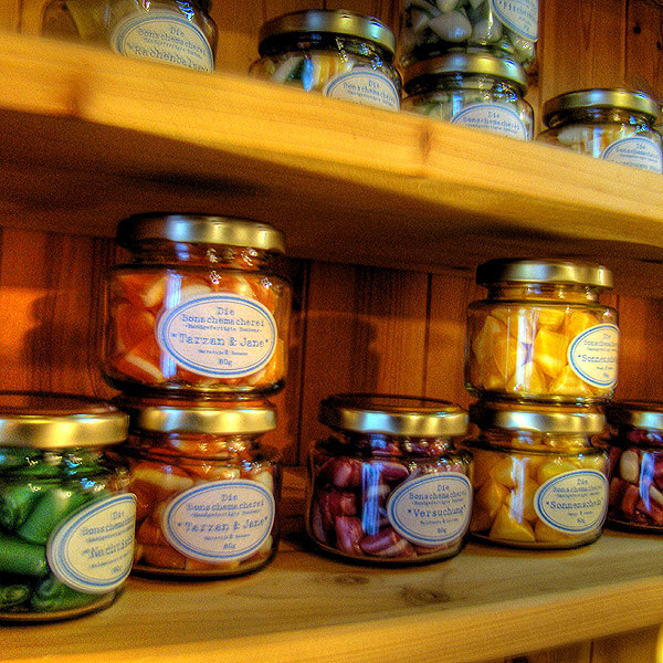Bonbons im Glas in der Bonschemacherei in der Altstadt von Lauenburg