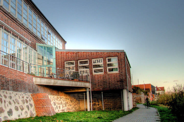 Die Jungendherberge "Zündholzfabrik" von der Elbe aus