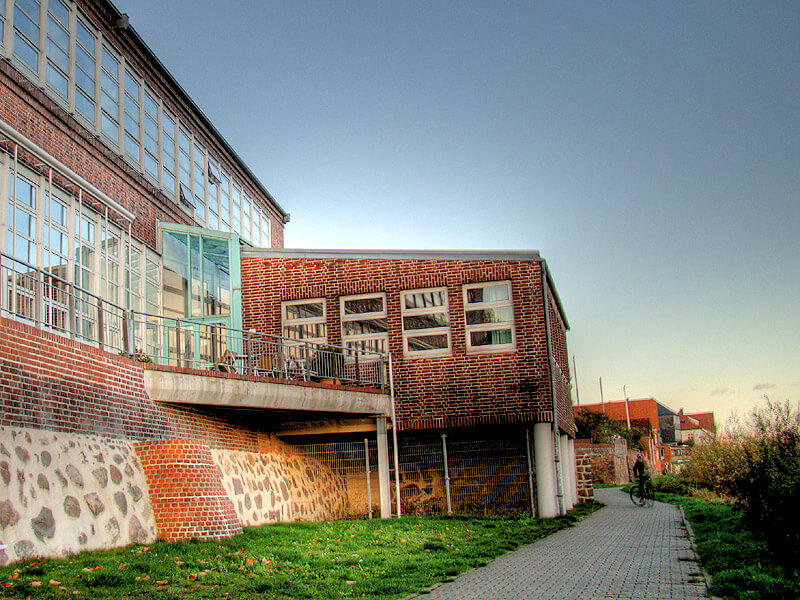 Die Jungendherberge "Zündholzfabrik" von der Elbe aus