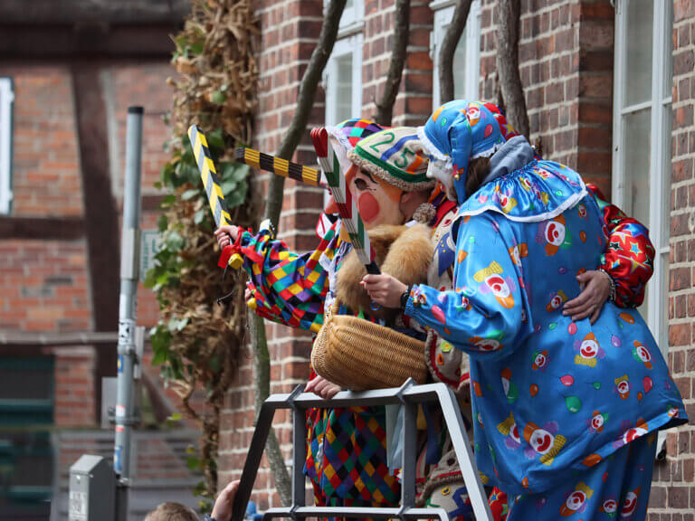 Die Clowns begleiten die Lustige Person auf der Schipperhöge