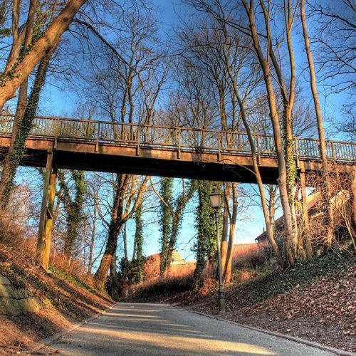 Brücke zwischen Schloss und Fürstengarten Brücke zwischen Fürstengarten und Schloss in der Altstadt von Lauenburg