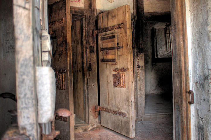 Schwere Gefängnistüren im Lauenburger Schlossturm