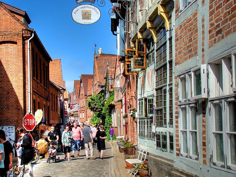Besonders beliebt: Die historische Elbstraße Besucher in der Elbstraße in der Altstadt von Lauenburg