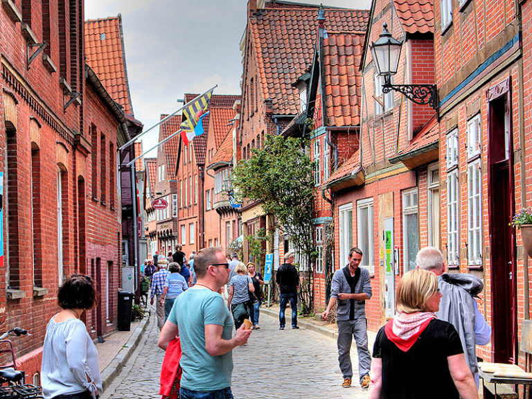Es gibt viele Wege, Lauenburg zu Fuß zu erleben Touristen in der Elbstraße in der Altstadt von Lauenburg