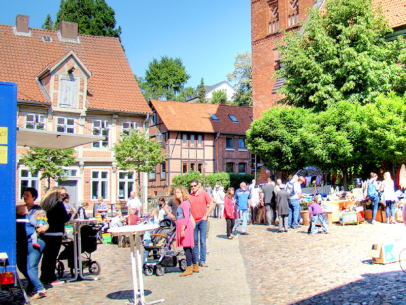 Flohmarkt in der Altstadt von Lauenburg auf dem Kirchplatz
