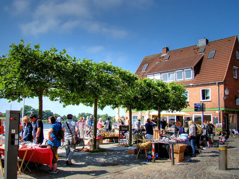 Flohmarkt auf dem Ruferplatz in der Altstadt von Lauenburg