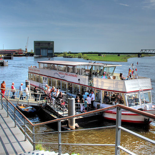 Fahrgastschiff auf der Elbe beim Kurs.Elbe-Tag