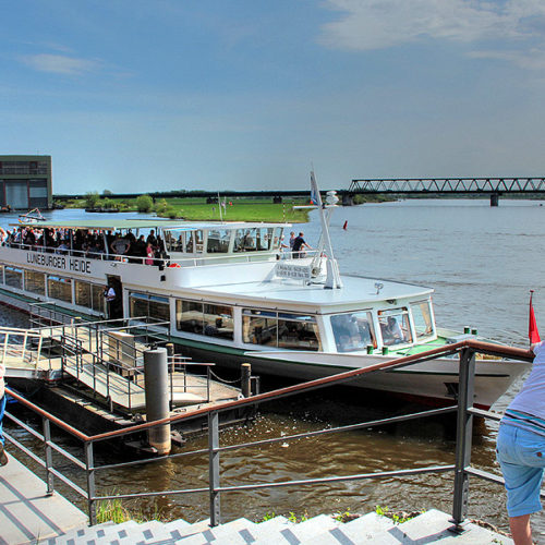 Fahrgastschiff auf der Elbe beim Kurs.Elbe-Tag