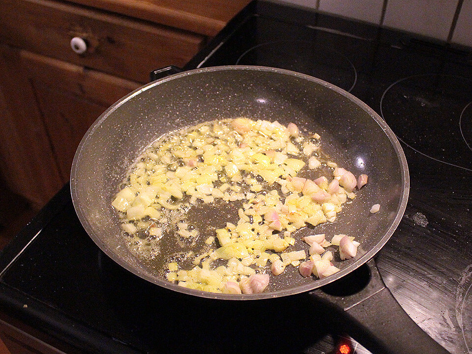 Zwiebeln in Butter anbraten