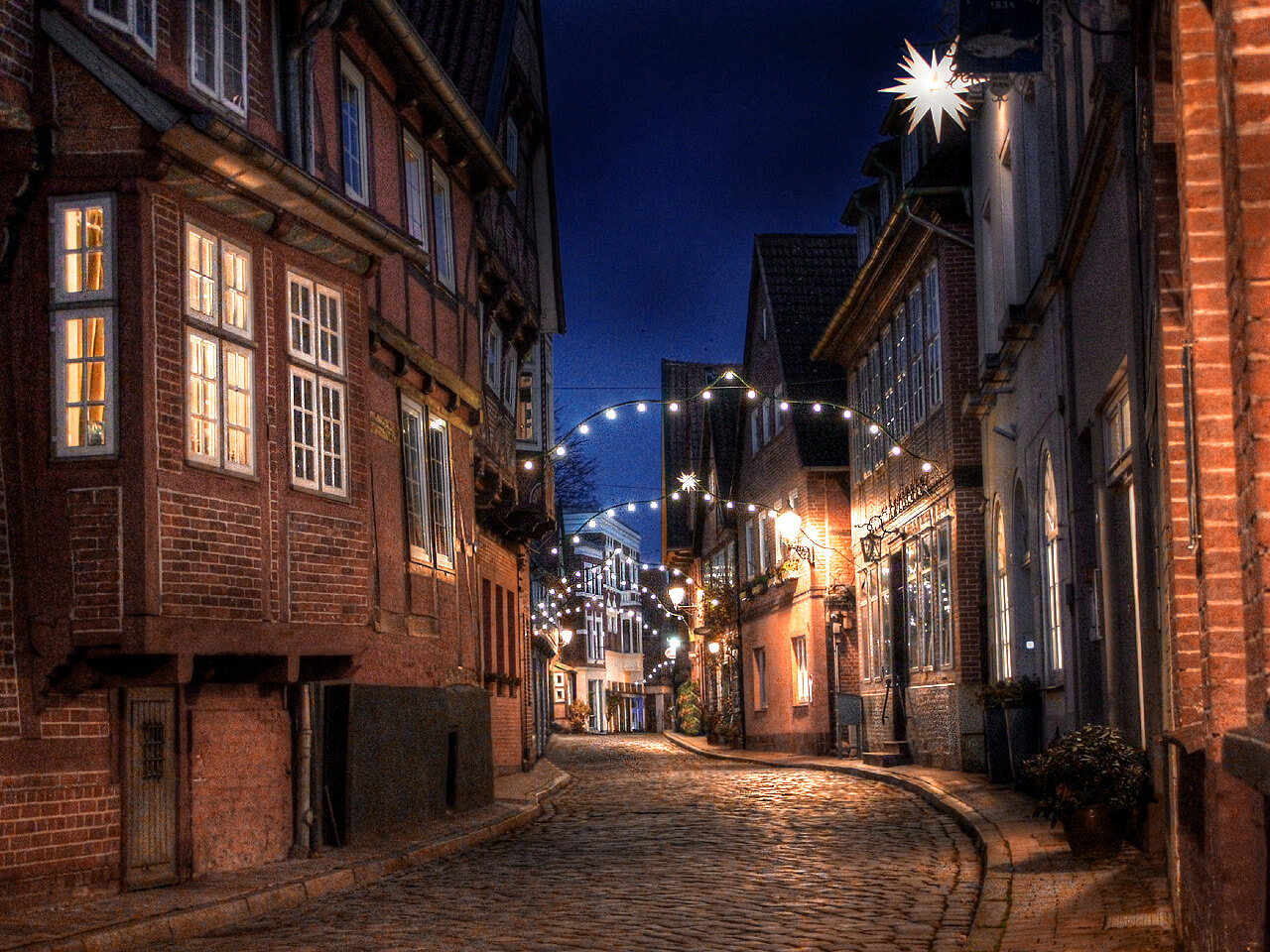 Elbstraße in der Lauenburger Altstadt mit Weihnachtsbeleuchtung