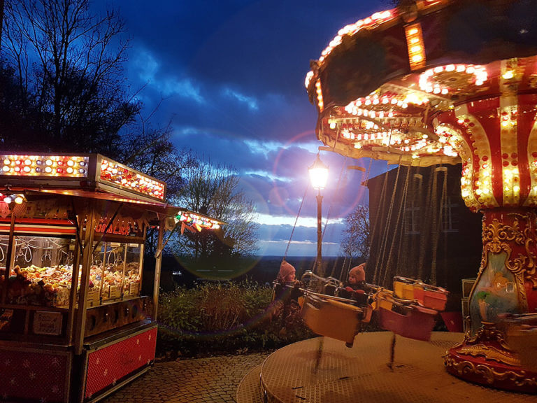 Weihnachtsmarkt am Schloss vom 9.12. bis 11.12.2022 Spaß im Kettenkarussel auf dem Weihnachtsmarkt in Lauenburg