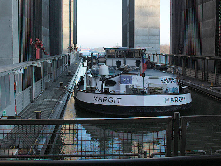 Frachter Margit im Schiffshebewerk in Scharnebeck Schiffshebewerk in Scharnebeck