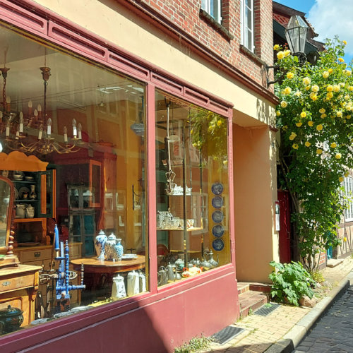 Bummel durch die Elbstraße Schaufenster mit Antiquitäten in der Elbstraße in Lauenburg