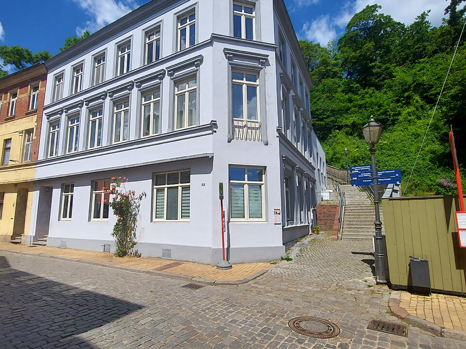Hier recht abbiegen und die Stufen nehmen. Aufgang zur Fährtreppe