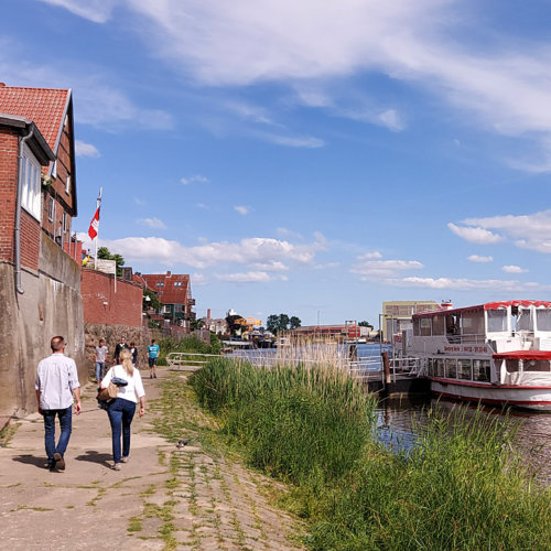 Elbuferpromenade Elbuferpromenade in der Altstadt von Lauenburg