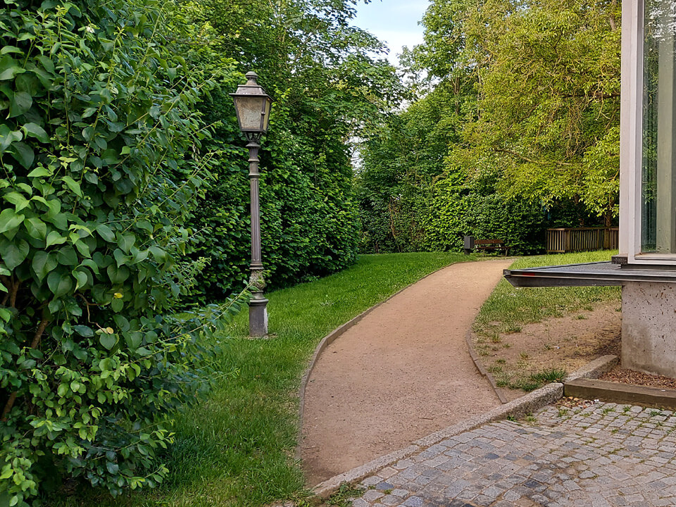 Hinterm "Haus der Begegnung" geht es über die Brücke zum Schloss. Zugang zum Schloss vom Fürstengarten aus.
