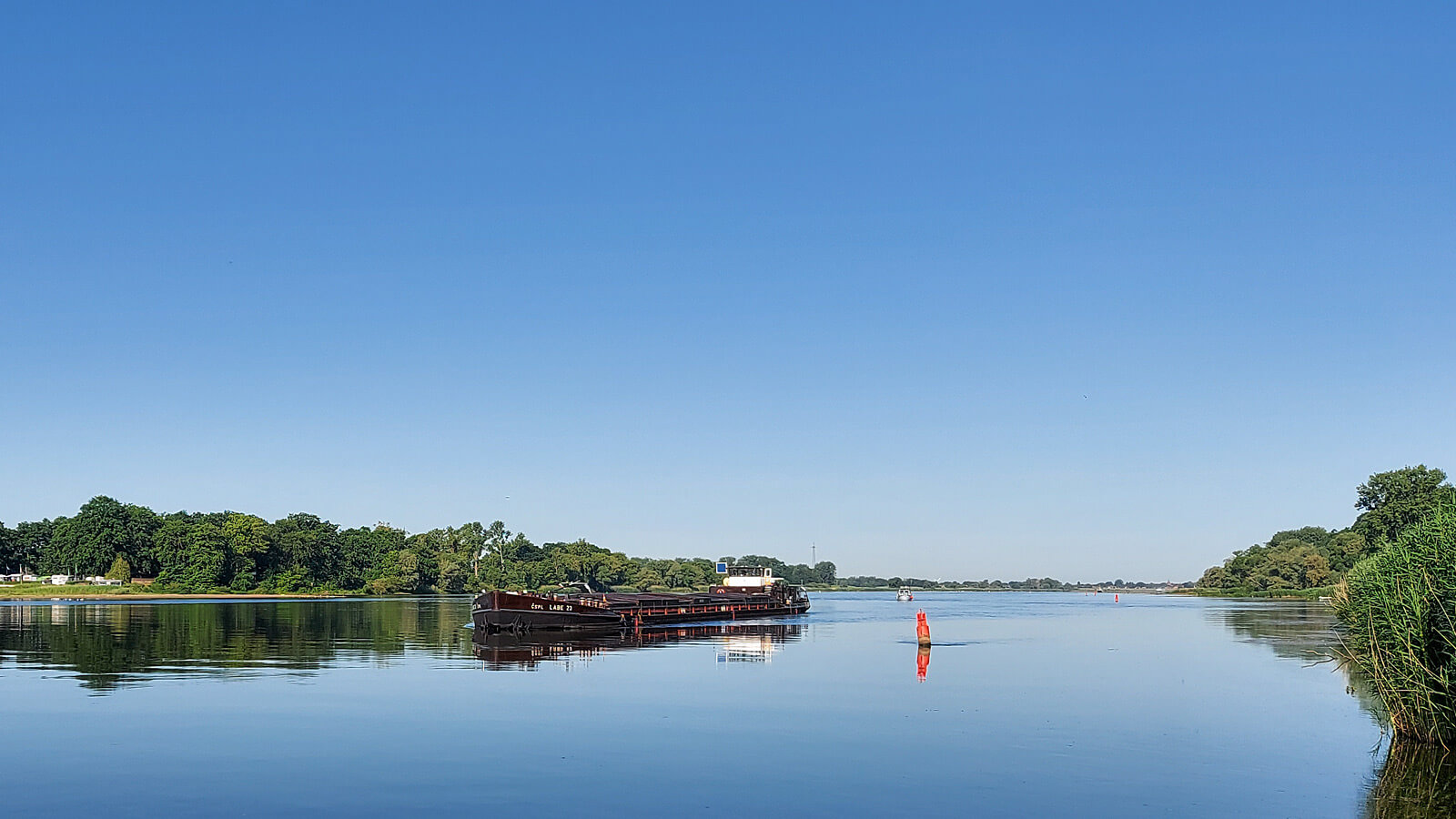Schiff auf der Elbe vor Lauenburg