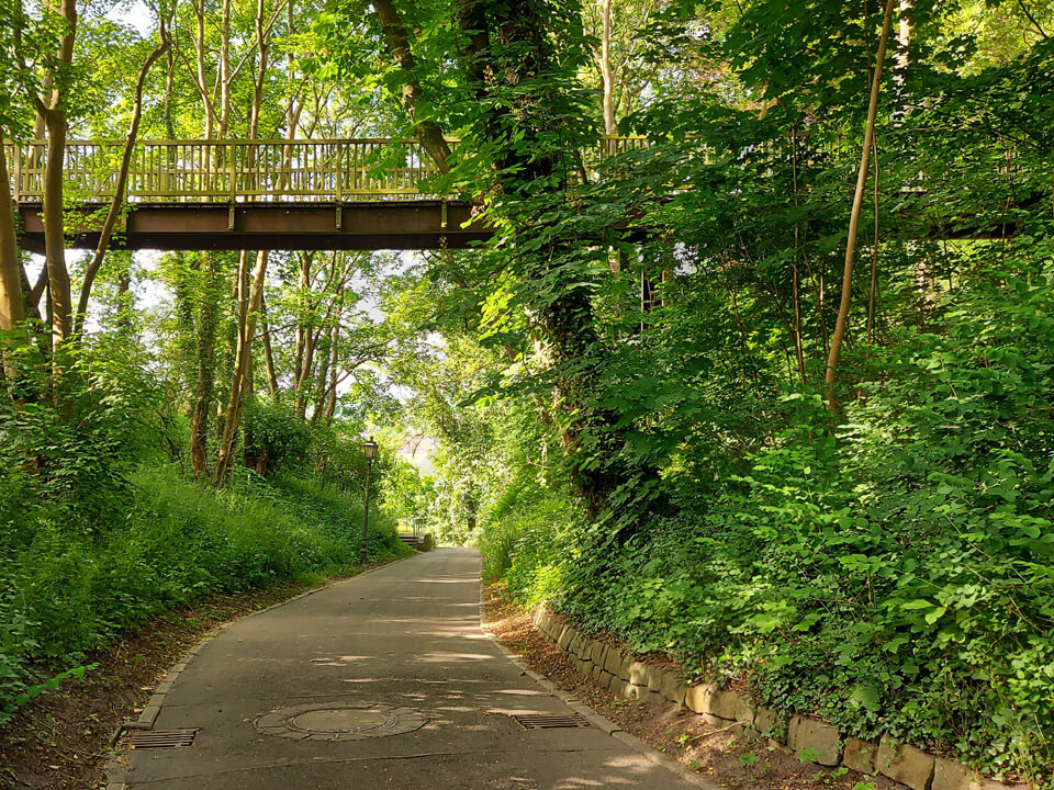 Der Weg zur Fährtreppe führt unter der Schlossbrücke hindurch. Der Weg zur Fährtreppe