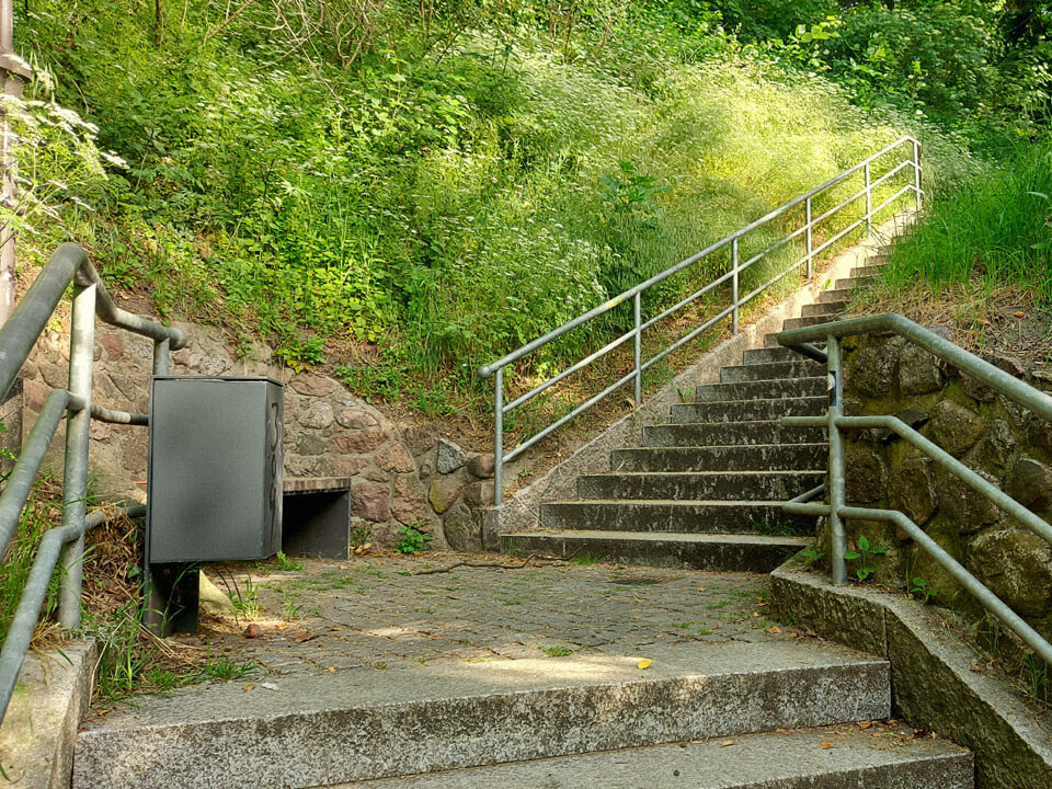 Bank an der Fährtreppe. Mache Sie gern eine Pause. Bank an der Fährtreppe.