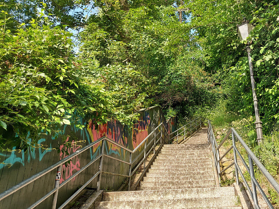 Jetzt geht es ans Treppensteigen - leider bergauf. 131 Stufen die Fährtreppe hinauf
