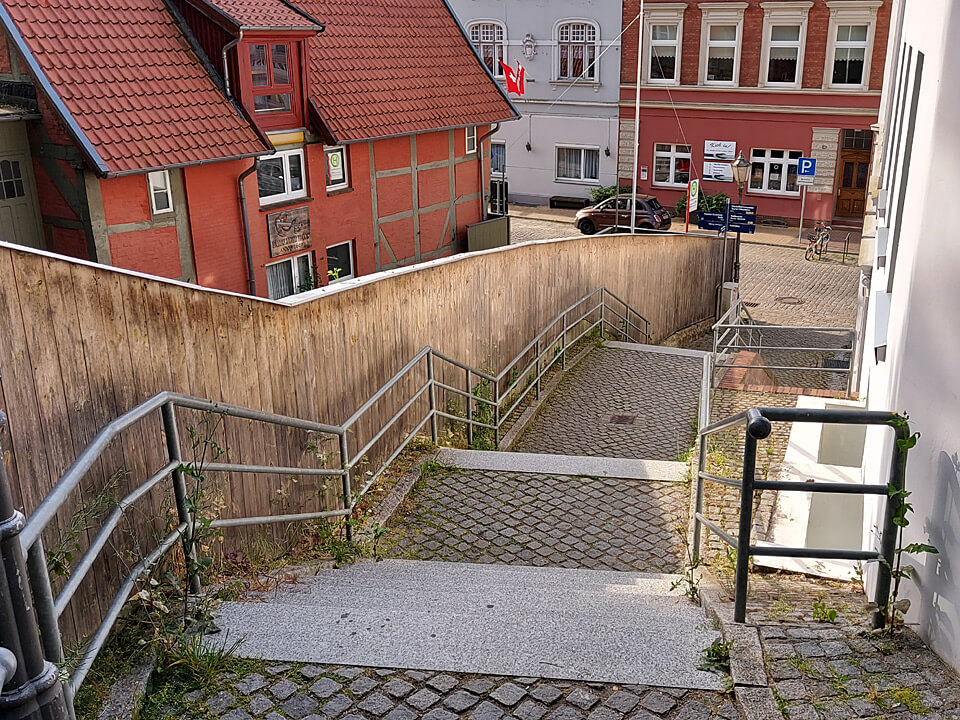 Stufen der Fährtreppe Das Ende der Fährtreppe in der Altstadt von Lauenburg
