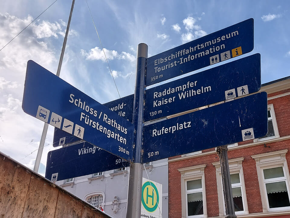 Wegweiser: Wohin soll's als nächstes gehen? Hinweisschilder für Touristen