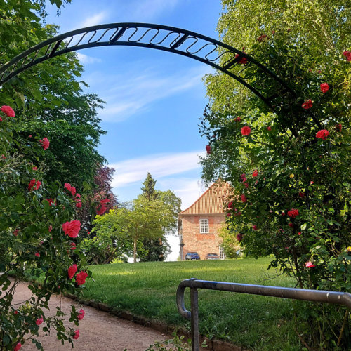 Eingang zum Schlosspark Rosen am Eingang zum Schlossplatz