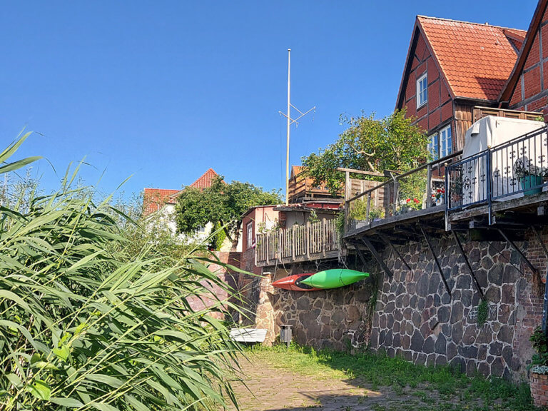 Alte Häuser auf Ufer der Elbe