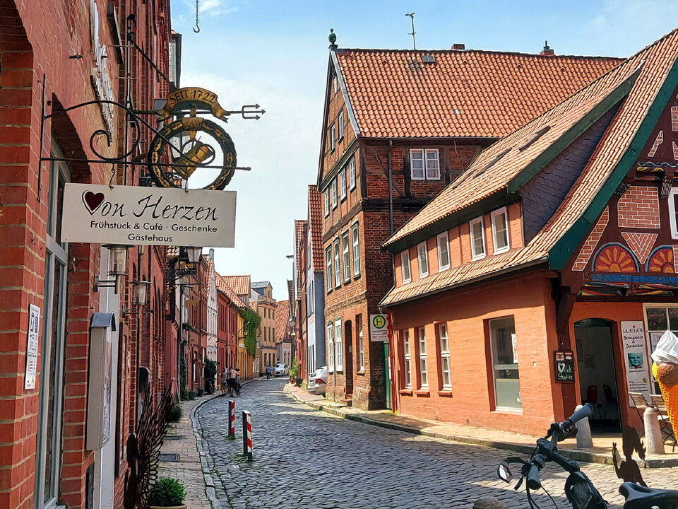 Cafe von Herzen in der Altstadt von Lauenburg. Cafe von Herzen in der Altstadt von Lauenburg