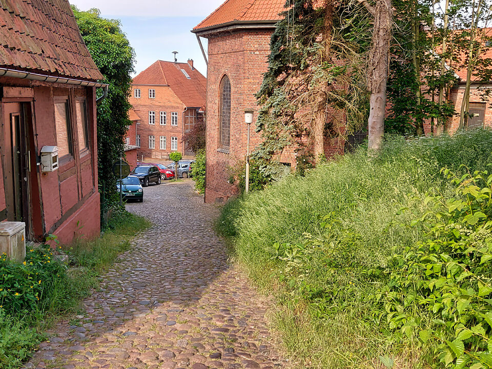 Der Wallweg führt vorbei an der Kirche. Der Wallweg führt vorbei an der Kirche