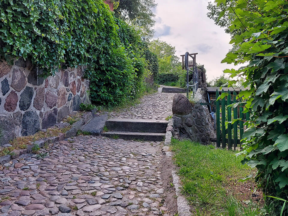 Der Wallweg verbindet das Schloss mit der Altstadt Wallweg