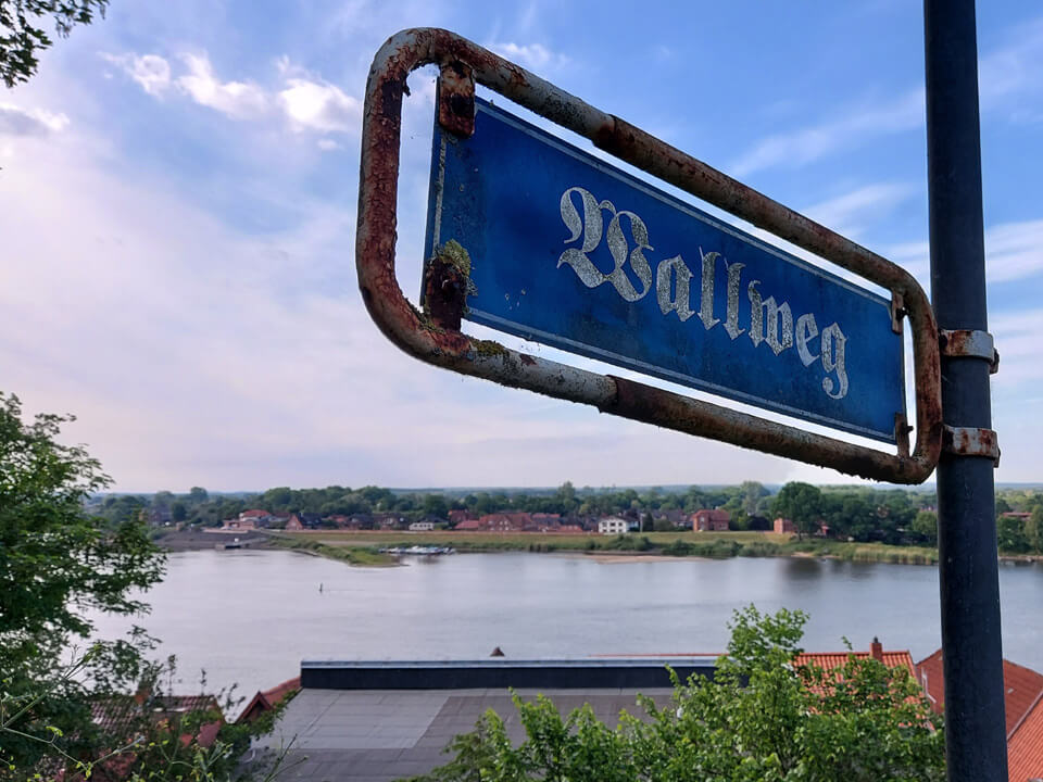 Schon im Mittelalter gab es diesen Weg, der Schloss und Kirche verbindet Wallweg zum Lauenburger Schloss