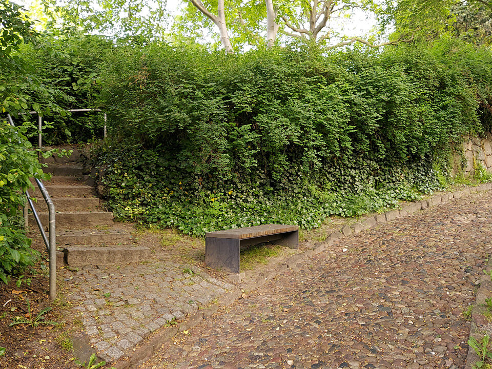 Nach links geht es ein paar Treppen hoch zum Kornhausplatz Der Wallweg verbindet das Schloss mit der Altstadt